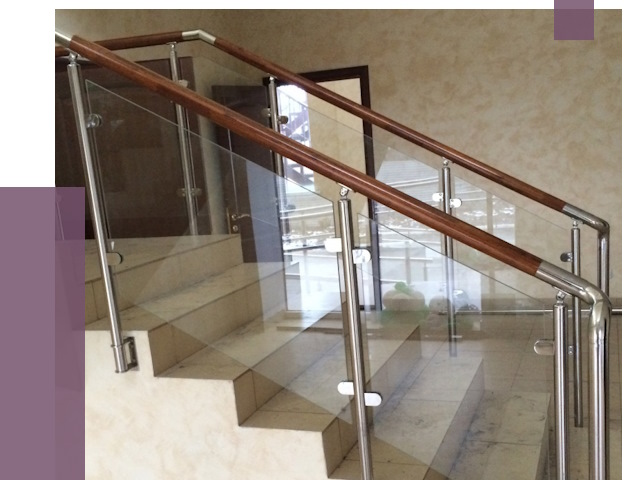 Комбинированные перила из металла и дерева в Казани