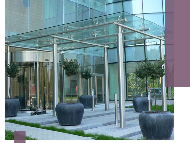 Навесы из стекла на заказ в Казани — монтаж и установка